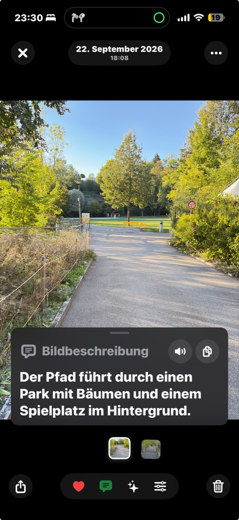 Gespeicherte Parkweg-Aufnahme mit eingeblendeter Bildbeschreibung, Vorlesefunktion und Filmstreifen im dunklen Modus