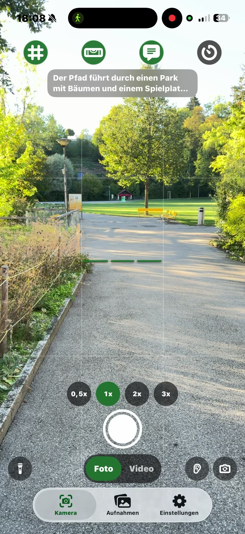 NarraCam-Kamera mit Blick auf einen Weg im Park und eingeblendeter Bildbeschreibung